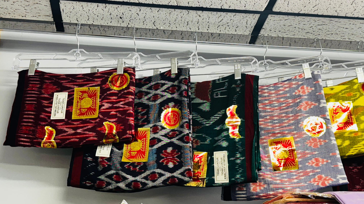 Premium Ikat Sarong ā Handwoven Traditional Fabric (Multiple Colors)